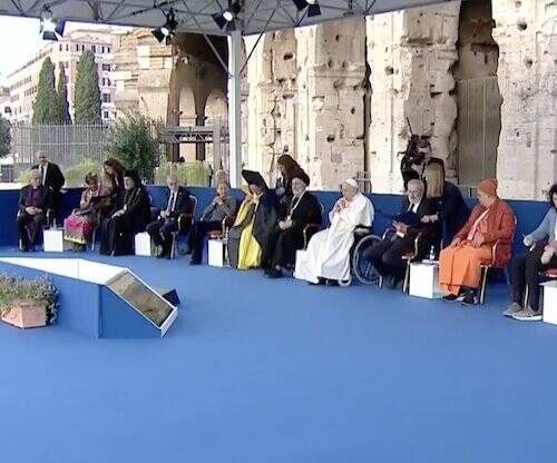 El Papa reza por la paz en el Coliseo de Roma: «Este año nuestra oración se ha convertido en grito»