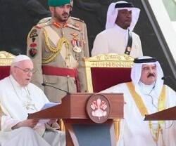 Francisco, junto al Rey de Bahrein, en el Foro por la Paz en Awali