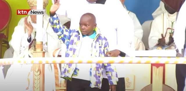 Hilary Kiama Msafiri, con 9 años en la beatificación de la religiosa que, desde el Cielo, salvó su vida, o se la devolvió