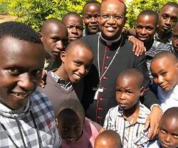 El obispo de Kitui, Kenia, visita el centro de rehabilitación infantil que sostiene Infancia Misionera