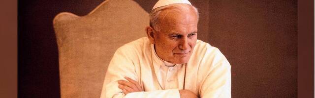 Juan Pablo II con aspecto de tramar algo 