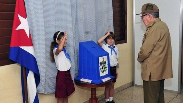 Niños pioneros cubanos en una urna de referendum en septiembre 2022
