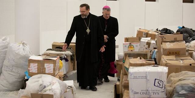 El arzobispo grecocatólico Shevchuk muestra al arzobispo Broglio de EEUU almacenes en la catedral de Kiev