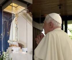 Benedicto XVI, ante la Virgen de Fátima.