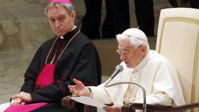 Benedicto XVI, en una audiencia general junto con monseñor Gänswein.