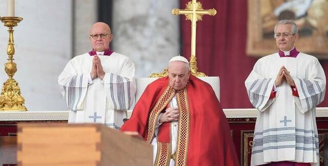 El Papa Francisco medita ante el féretro de Benedicto XVI 