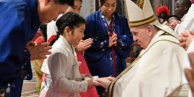 Unos visitantes de Oriente llevaron las ofrendas al Papa en la misa de Epifanía