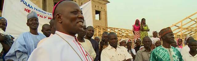Fieles católicos de la diócesis de Maiduguri, junto con su obispo, Oliver Dashe Doeme.
