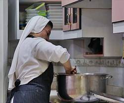 Religiosa cocinando en Siria.