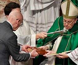 El Papa entrega una Biblia a un laico lector.