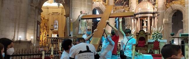 Jóvenes con la Cruz de la JMJ en una parroquia andaluza en 2021