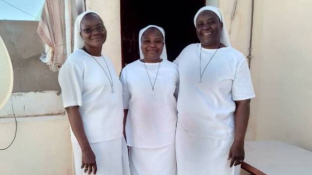 Tres religiosas de Burkina Faso en Argelia.