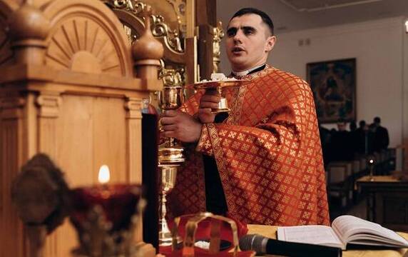 Oleksandr Bogomaz celebra la Divina Liturgia según el rito bizantino
