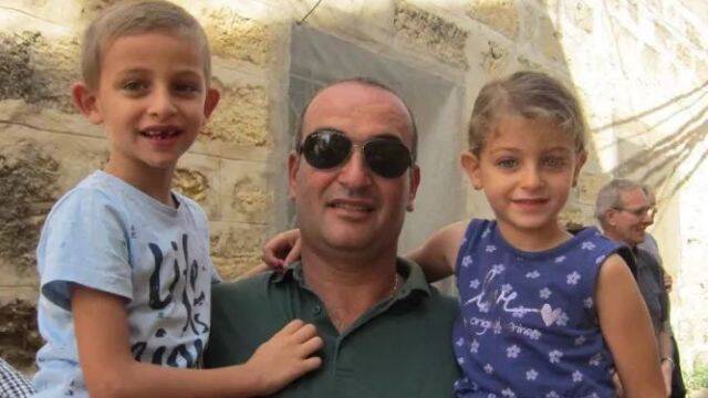Bassel Habkouk, superviviente del terremoto de Turquía, con sus dos hijos.
