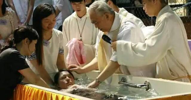 Bautizo católico en la parroquia de San Juan Bautista de Hong Kong, allí son comunes los bautizos de adultos por inmersión