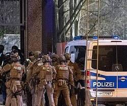 Acudió mucha policía fuertemente armada al local de los Testigos de Jehová en Hamburgo
