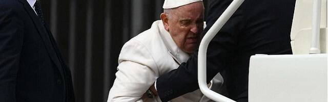 Gesto de dolor del Papa tras la catequesis del miércoles al dirigirse al Policlínico Gemelli