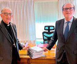 El cardenal Omella entrega al Defensor del Pueblo, el socialista Ángel Gabilondo, los datos más actualizados sobre abusos a menores en la Iglesia en España