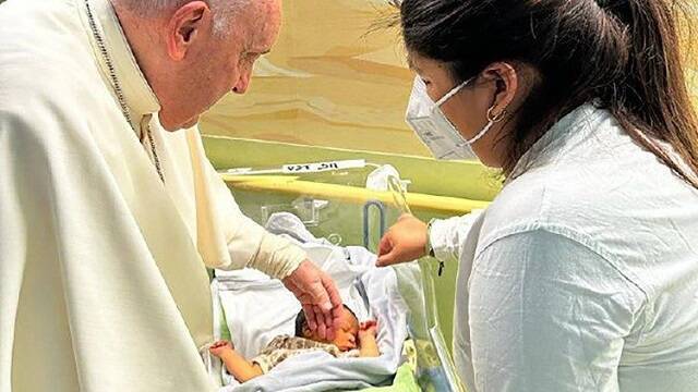 Francisco bautizó un bebé mientras se recuperaba en el Policlínico Gemelli