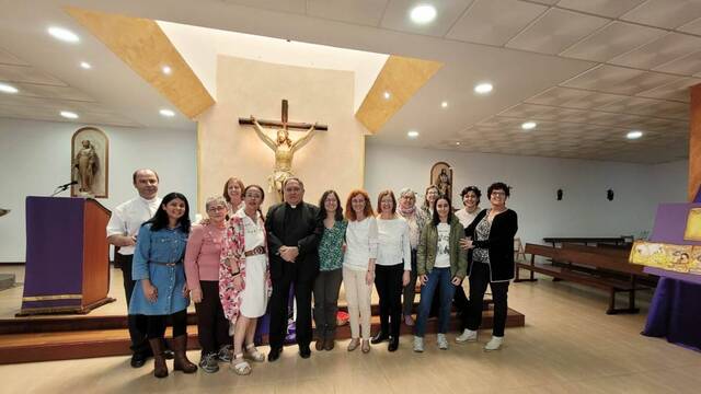 Voluntarios y asistentes de 40 Horas por la Vida y el obispo José Mazuelos. 