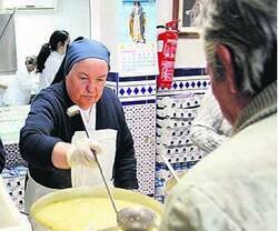Unas religiosas en un comedor social de Sevilla