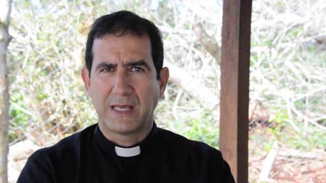 El sacerdote Alberto Reyes está ahora en Europa para intentar mostrar la realidad que viven los cubanos bajo el régimen comunista.