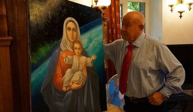Alekséi Leónov, premiadísimo cosmonauta soviético, primer hombre en pasear en el espacio... pintor del icono de la Virgen del Cosmos