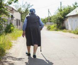 Anciana caminando.