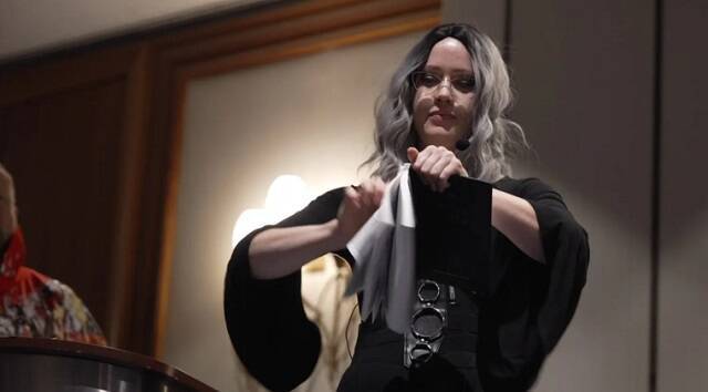 La activista y actriz Chalice Blythe rompe una Biblia en la SatanCon 2023 de Boston