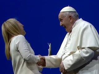 La risa de Meloni con el Papa
