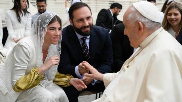 El Papa recibe a un matrimonio en la audiencia general. 