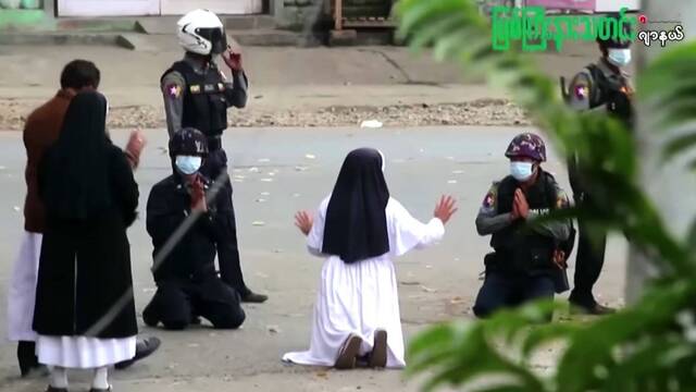 La hermana Ann Rose Nu Tawng, de rodillas ante la policía en Myanmar.