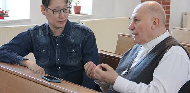 El padre Jozef Toth habla con un periodista yakuto en Yakutsk... 