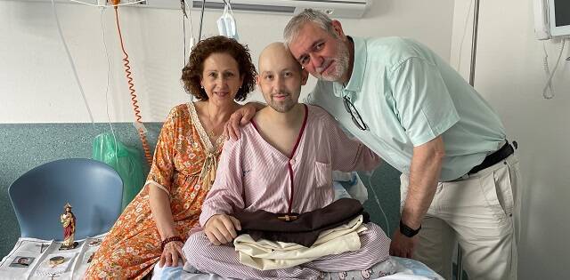 Los padres de Pablo Alonso, de 21 años, lo acompañan en su entrada como novicio carmelita en el hospital