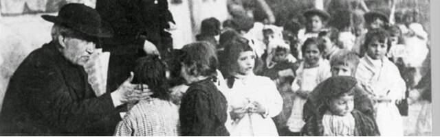 El sacerdote Andrés Manjón y Manjón con niños pobres