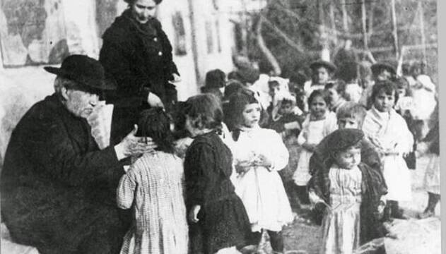 El sacerdote Andrés Manjón y Manjón con niños pobres