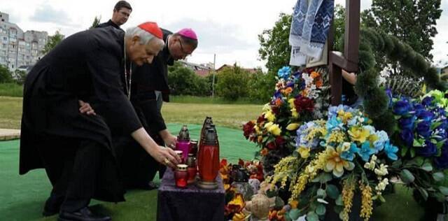 El cardenal Zuppi enciende velas en las tumbas de las matanzas de Bucha, en Ucrania