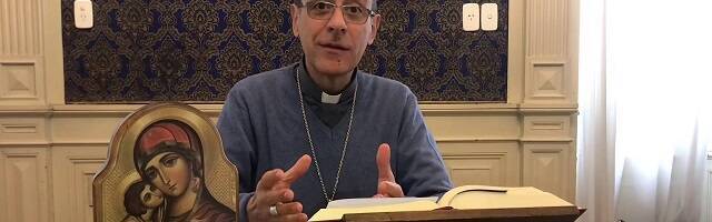 Víctor Manuel Fernández, nuevo Prefecto de Doctrina de la fe, con una Biblia y un icono