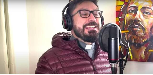 Un sacerdote canta y graba parte del Himno de los Influencers Católicos en la JMJ de Lisboa