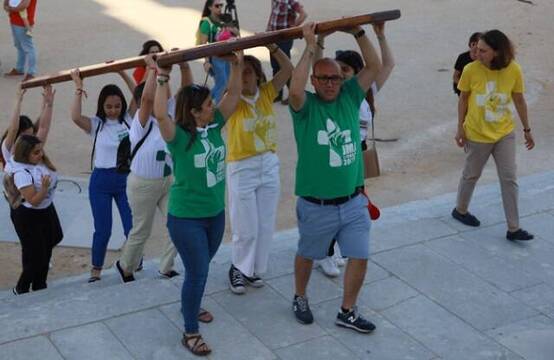 Con camisetas de la JMJ de Lisboa llevan la Cruz de los Jóvenes