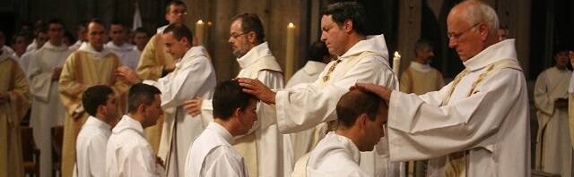 En la Iglesia Católica latina los aspirantes al sacerdocio optan por una vida célibe.