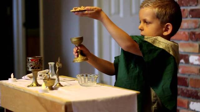 Niño "celebrando" misa. 