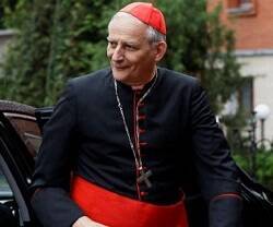 El cardenal Zuppi, arzobispo de Bolonia, saliendo de un coche