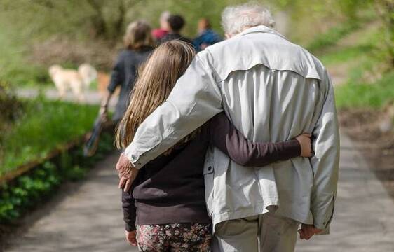Un anciano y una muchacha, caminan unidos; foto de Janosch Lino para Unsplash