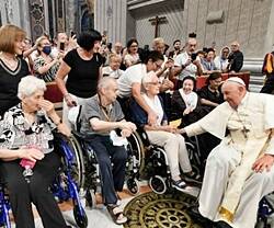 El Papa, en silla de ruedas, saluda a algunos ancianos que acudieron a misa en la basílica vaticana en la Jornada Mundial de los Abuelos.