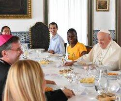 El Papa Francisco con jóvenes. 