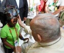Marta, siendo bendecida por el Papa Francisco. 