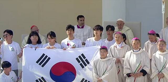 El Papa Francisco con jóvenes coreanos anuncia la JMJ de 2027 en Corea
