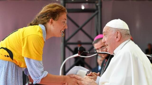 El Papa con una voluntaria. 
