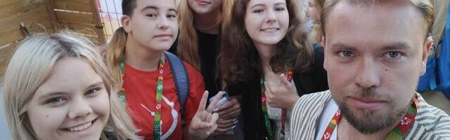 Peregrinos católicos rusos a la JMJ 2023 se hacen un selfie en Lisboa